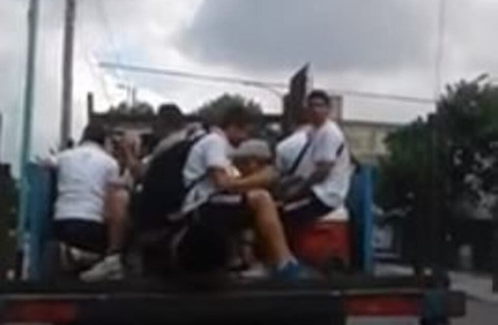 Insólito: el plantel de Luján llegó a la cancha en camión y le ganó al Porvenir