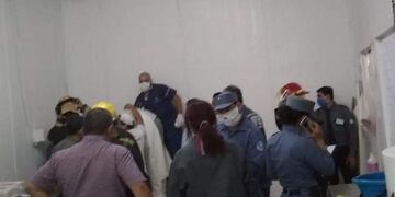 Estaba limpiando una moledora de carne y esta le atrapó una mano