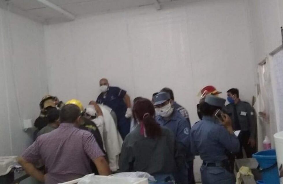 Limpiaba una moledora de carne y le agarró una mano