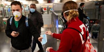 Voluntarios de Protección Civil y de Cruz Roja, en el Metro de Barcelona, donde reparten desde primera hora de la mañana mascarillas a los usuarios para tratar de evitar nuevos contagios de coronavirus, al reanudarse en parte desde este martes, trigésimo primer día de confinamiento por el estado de alerta declarado por el Gobierno por la pandemia de coronavirus, la actividad económica\u002EEFE/ Alejandro García