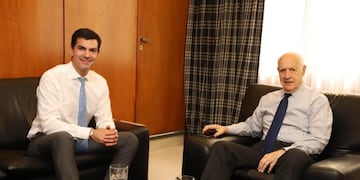 AME2824\u002E BUENOS AIRES (ARGENTINA), 12/06/2019\u002E- Fotografía cedida que muestra al exministro de Economía argentino entre 2002 y 2005, Roberto Lavagna (dcha) y al Gobernador de Salta, el peronista Juan Manuel Urtubey (izq), durante una reunión celebrada este miércoles, en Buenos Aires (Argentina)\u002E Lavagna concurrirá a las elecciones presidenciales en Argentina con Urtubey, quien aspirará a la Vicepresidencia, confirmaron este miércoles a Efe fuentes de la candidatura\u002E EFE/Candidatura presidencial/SOLO USO EDITORIAL/NO VENTAS