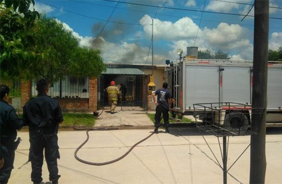 Un matrimonio tuvo que ser atendido por intoxicación tras un incendio en barrio Las Flores