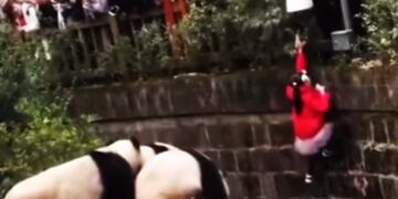 China: desesperado rescate de una nena que cayó en una cueva de osos panda