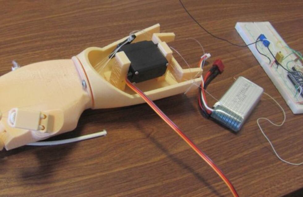Diseñan mano biomédica que será manejada con la contracción o relajación de un músculo