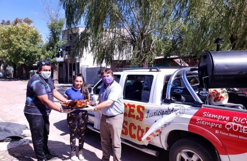 "Chancho móvil" en Bovril: el Intendente recorrió la ciudad e hizo un sorteo para Pascuas