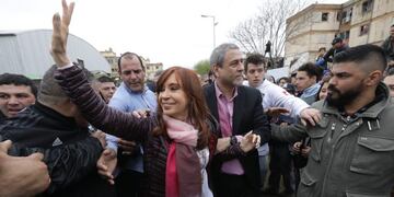 BAS12\u002E AVELLANEDA (ARGENTINA), 08/09/2017\u002E- Fotografía cedida por el frente peronista Unidad Ciudadana, muestra a la expresidenta de Argentina y candidata a senadora Cristina Fernández de Kirchner (c) quien saluda a un grupo de personas hoy, viernes 8 de septiembre de 2017, en Avellaneda (Argentina)\u002E Fernández de Kirchner reiteró hoy que se siente víctima de una persecución judicial y señaló como \