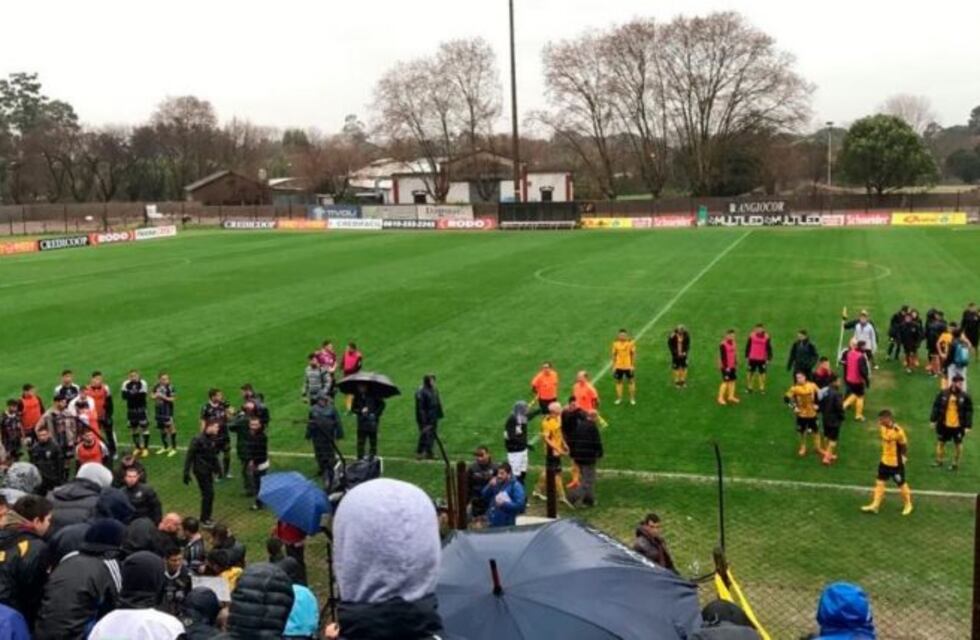 Violencia en el fútbol: el partido entre Comunicaciones y Estudiantes quedó suspendido por incidentes