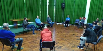 Reunión entre funcionarios municipales y representantes de restaurantes y gimnasios