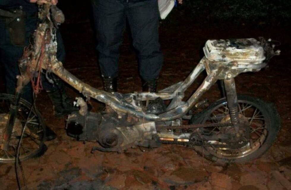 El fuego consumió una moto dentro de una vivienda y un hombre sufrió severas quemaduras