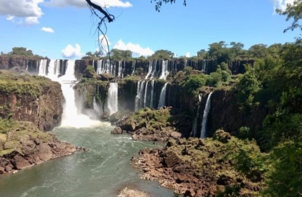 El caudal de las Cataratas del Iguazú se redujo a menos de la mitad