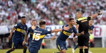 Edwin Cardona celebra su golazo ante River en el Monumental\u002E FOTO: DYN/RODOLFO PEZZONI\u002E