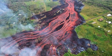 FILE - In this May 19, 2018, file photo released by the U\u002ES\u002E Geological Survey, lava flows from fissures near Pahoa, Hawaii\u002E Technically speaking, Kilauea has been continuously erupting since 1983\u002E But the combination of earthquakes shaking the ground, steam-driven explosions at the top, and lava flowing into a new area some 12 miles (20 kilometers) from the summit represents a departure from its behavior in recent decades\u002E (U\u002ES\u002E Geological Survey via AP, File) hawaii hawaii erupcion volcan Kilauea desastres naturales erupciones volcanes