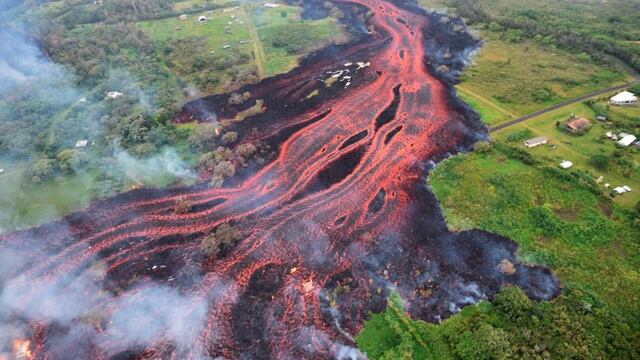 FILE - In this May 19, 2018, file photo released by the U\u002ES\u002E Geological Survey, lava flows from fissures near Pahoa, Hawaii\u002E Technically speaking, Kilauea has been continuously erupting since 1983\u002E But the combination of earthquakes shaking the ground, steam-driven explosions at the top, and lava flowing into a new area some 12 miles (20 kilometers) from the summit represents a departure from its behavior in recent decades\u002E (U\u002ES\u002E Geological Survey via AP, File) hawaii  hawaii erupcion volcan Kilauea desastres naturales erupciones volcanes