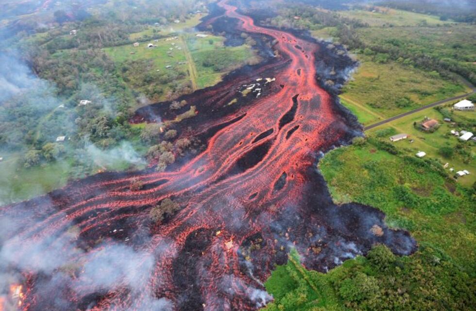 Hawaii: graban como un río de lava baja a una velocidad impresionante