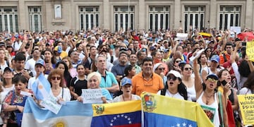 AME1609\u002E BUENOS AIRES (ARGENTINA), 23/01/2019\u002E- Miles de Venezolanos marchan este miércoles contra el presidente Nicolás Maduro en la Ciudad de Buenos Aires (Argentina)\u002E Cientos de miles de personas se han manifestado ese miércoles en los 23 estados de Venezuela y en diferentes países en contra de Nicolás Maduro, para desconocer la legitimidad del segundo mandato del presidente, que acaba de comenzar\u002E EFE/Juan Ignacio Roncoroni ciudad de buenos aires acto de ciudadanos venezolanos en la plaza vaticano marchas protestas manifestaciones represion marcha manifestacion historica reclamo nuevas elecciones presidenciales