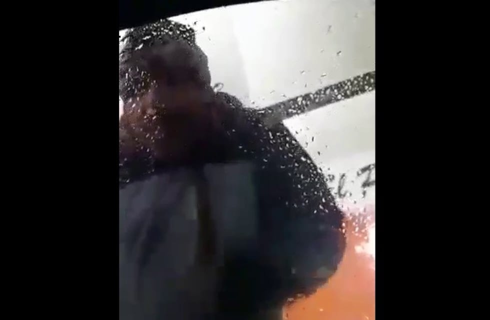 Un taxista grabó el momento en que lo amenazaron y golpearon el auto en la Terminal