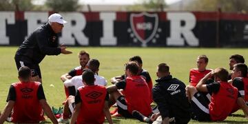 Omar De Felippe dirigirá su tercer encuentro oficial en el banco rojinegro\u002E (Prensa Newell's Old Boys)