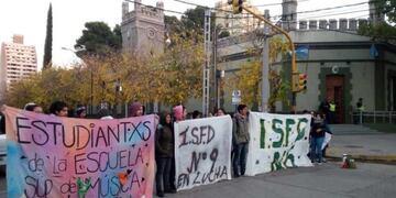 Estudiantes neuquinos protestan frente a la Casa de Gobierno (Río Negro)\u002E