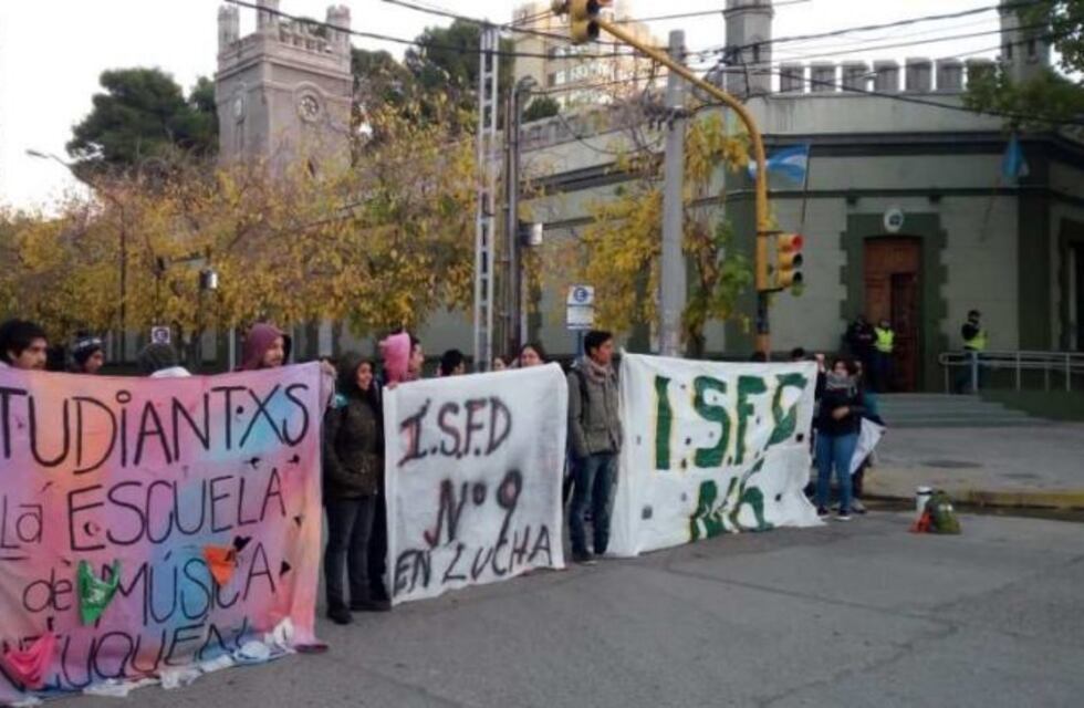Estudiantes neuquinos marcharon para exigir mejoras edilicias