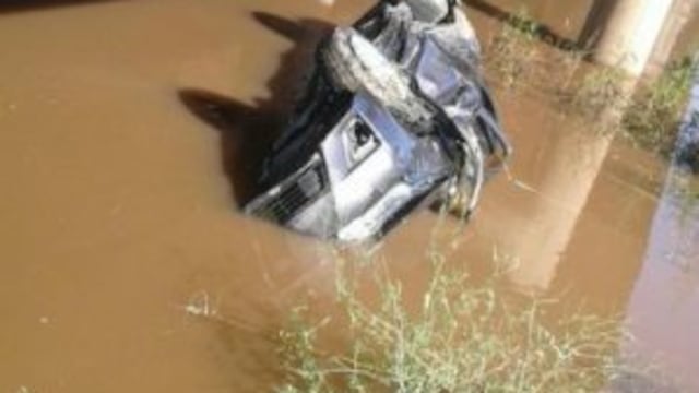Un Corolla cayu00f3 del puente sobre el arroyo Monje y sus ocupantes se salvaron de milagro.