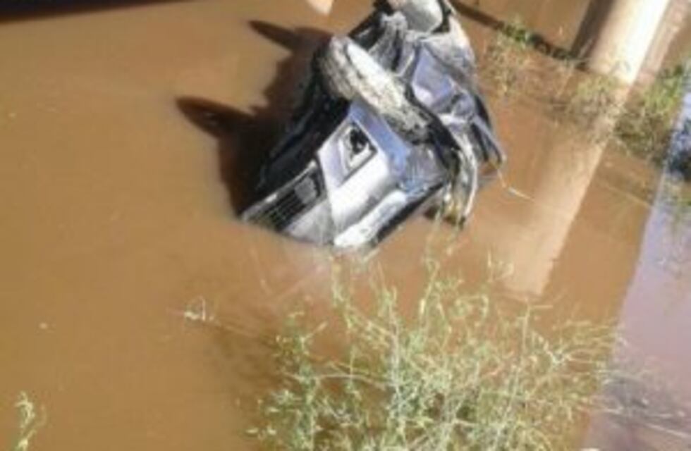 Una mujer y sus dos hijas casi mueren ahogadas tras caer a un arroyo con su auto