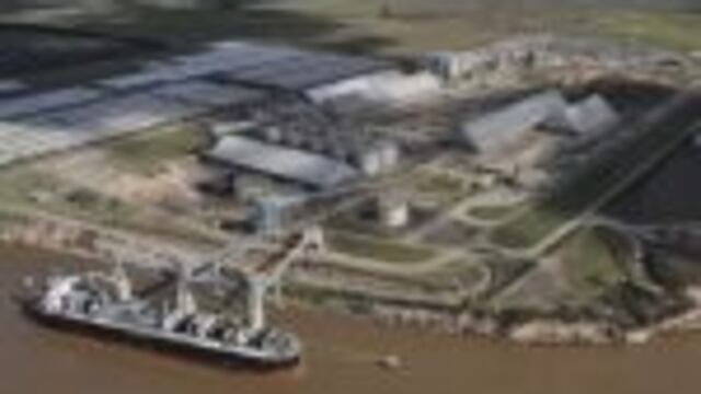 El operario muriu00f3 atrapado por una montau00f1a de cereal en la terminal de la empresa Cofco (ex Noble) de Timbu00faes.