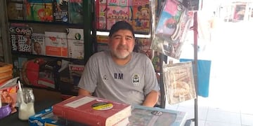 Diego Maradona en un puesto de diarios de La Plata (Foto: Twitter/vaninasave)\u002E