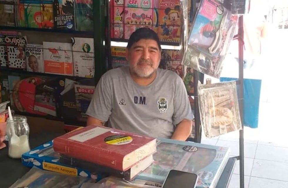 Diego Maradona visitó un puesto de diarios y las imágenes se viralizaron
