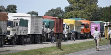 Los transportes coparon las rutas del Gran Rosario desde fines de marzo\u002E (Juan José García)