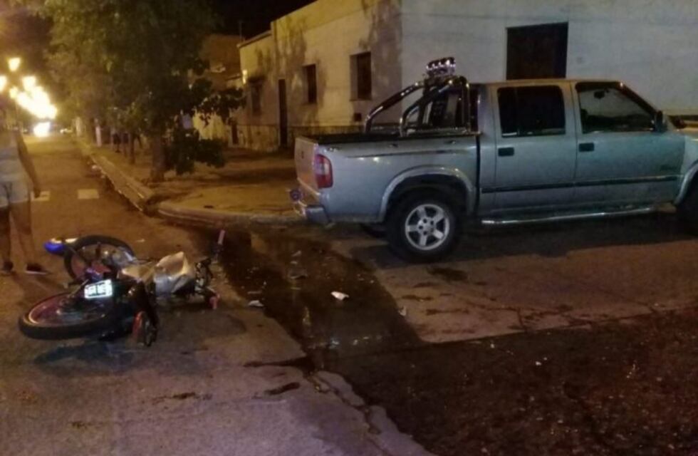 Dos menores están heridos tras impactar contra una camioneta