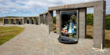 A damaged statue of Our Lady of Lujan stands behind glass at the Argentine memorial cemetery containing the remains of Argentine combatants killed during the 1982 war between Argentina and Britain in Darwin, on Falkland Islands, or Malvinas Islands, Wednesday, Jan. 25, 2017. The display structure holding Argentina's patron saint was found to have been smashed open, and the statue of the religious effigy missing its hands and face. (AP Photo/Traighana Smith) islas malvinas islas malvinas profanacion ataque a cementerio argentino dau00f1os virgen Rostro de la Sagrada Imagen