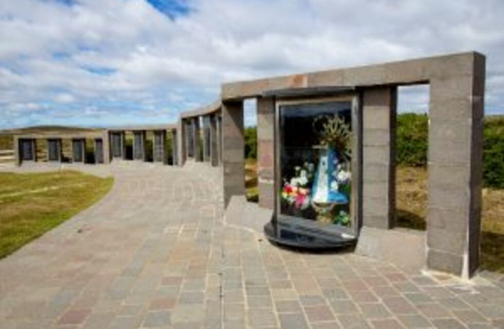 Familiares de caídos en Malvinas realizarán una misa luego del ataque al monumento de los héroes en el cementerio Darwin