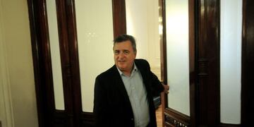 BUENOS AIRES, 14/03/2016, MARIO NEGRI INGRESA A LA REUNION QUE MANTUVIERON ESTA MAÑANA EL SECRETARIO DE FINANZAS, LUIS CAPUTO, CON LEGISLADORES DEL BLOQUE JUSTICIALISTA CON EL FIN DE DISCUTIR ASPECTOS DEL PROYECTO DE LEY PARA DEROGAR LA LEY CERROJO Y LA LEY DE PAGO SOBERANO PARA PAGAR EL ACUERDO CON LOS HOLDOUTS\u002E FOTO:DYN/LUCIANO THIEBERGER\u002E buenos aires mario negri Diputado Nacional por la Provincia de Cordoba reunion con el secretario de finanzs discuten proyecto de ley para derogar la ley cerrojo