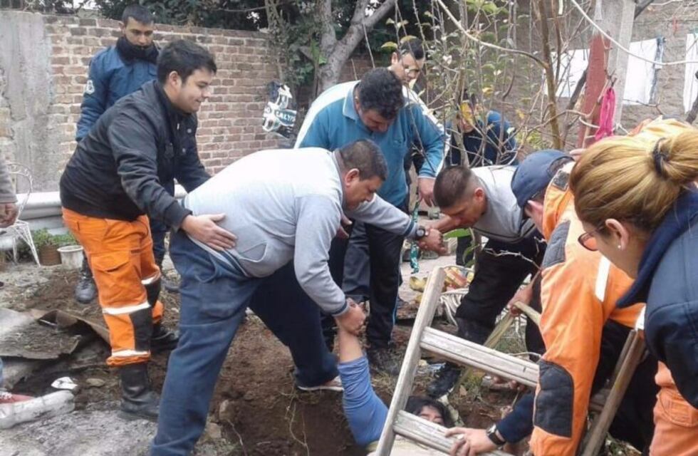 Lograron rescatar a una mujer que se había caído a un pozo ciego en San Luis