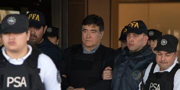 Carlos Zannini (centro) es trasladado por la policía a los Tribunales Federales a su llegada a la ciudad de Buenos Aires, Argentina el 08/12/2017\u002E El ex secretario de Legal y Técnica durante la presidencia de Cristina Kirchner (2007-2015) fue detenido el 07/12/2017 en Rio Gallegos, provincia de Santa Cruz, en el marco de la causa por la cual el juez federal Claudio Bonadio dictó el procesamiento con prisión preventiva de la ex presidenta Fernández de Kirchner, acusada de supuesto encubrimiento a Irán en el atentado a la mutual judía AMIA en 1994\u002E foto: Carlos-Brigo/telam/dpa