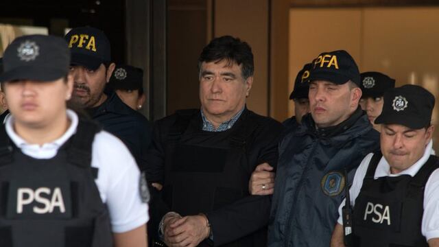Carlos Zannini (centro) es trasladado por la policía a los Tribunales Federales a su llegada a la ciudad de Buenos Aires, Argentina el 08/12/2017\u002E El ex secretario de Legal y Técnica durante la presidencia de Cristina Kirchner (2007-2015) fue detenido el 07/12/2017 en Rio Gallegos, provincia de Santa Cruz, en el marco de la causa por la cual el juez federal Claudio Bonadio dictó el procesamiento con prisión preventiva de la ex presidenta Fernández de Kirchner, acusada de supuesto encubrimiento a Irán en el atentado a la mutual judía AMIA en 1994\u002E foto: Carlos-Brigo/telam/dpa