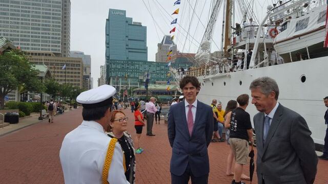 viaje con cadetes de la Armada, a dar la vuelta al mundo en tres mesesrnDYN15, EEUU, BALTIMORE, 03/06/2016,EL EMBAJADOR ARGENTINO MARTIN LOSTEAU, EN LA LLEGADA DE LA FRAGATA LIBERTAD AL PUERTO DE BALTIMORE EN EEUU. FOTO:DYN/MIN DEF. eeuu MARTIN LOSTEAU