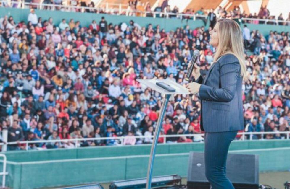 Hotton habló ante evangelistas en Córdoba como parte de la campaña proselitista