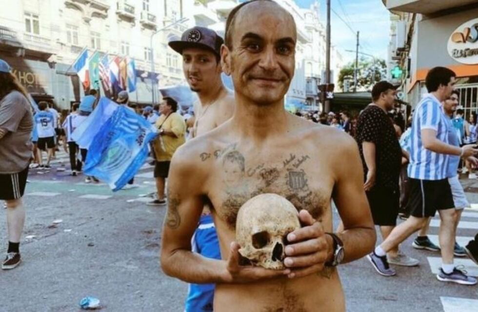 Un hincha de Racing llevó el cráneo de su abuelo a los festejos por el campeonato
