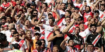 barrabravas de river plate atacaron el micro de los jugadores de boca juniors \r\nsuspenden el partido final suspendido de la copa libertadores 2018 por la agresion ataque al omnibus que traia a los futbolistas del equipo boca juniors Supporters of River Plate cheer at the Monumental stadium in Buenos Aires, on November 24, 2018 while authorities decide if the second leg match of the all-Argentine Copa Libertadores final between River and Boca Juniors is played after an attack on the Boca Juniors team bus by River Plate fans\u002E - The attack left Boca players coughing and teary eyed amid the glass of smashed windows ahead of the Argentine giants' \