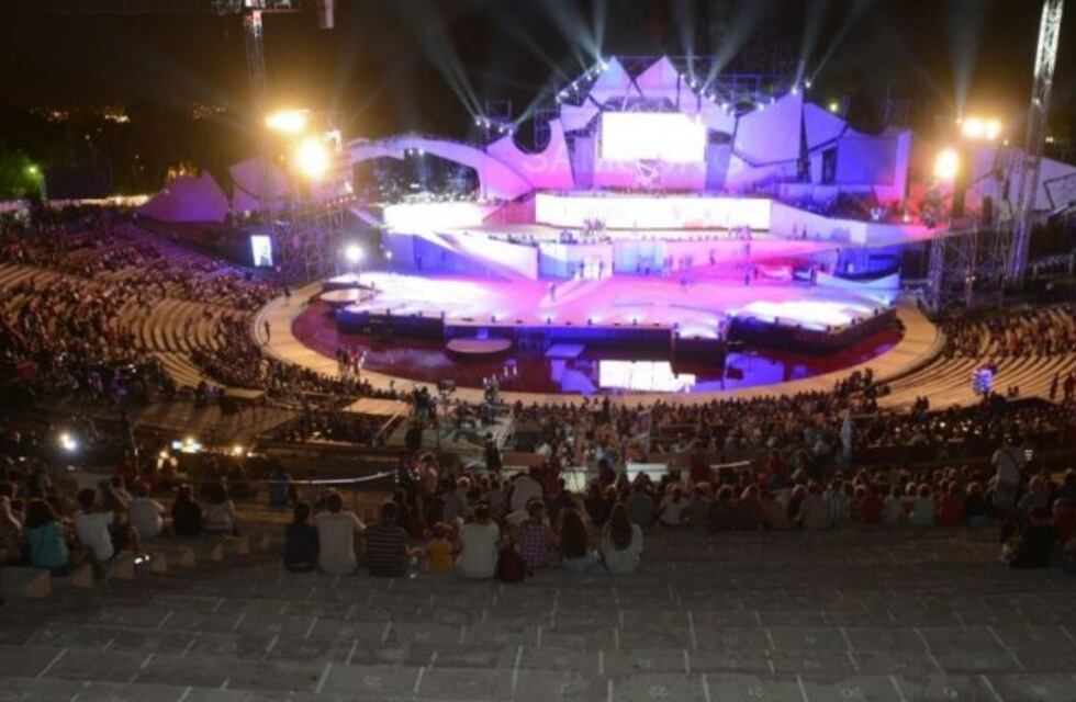 Ya comenzó la noche de folclore "Con el vino en la piel"