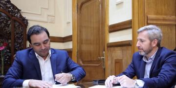 Valdés firmó convenios con Frigerio para construir escuelas y modernizar el Registro Civil