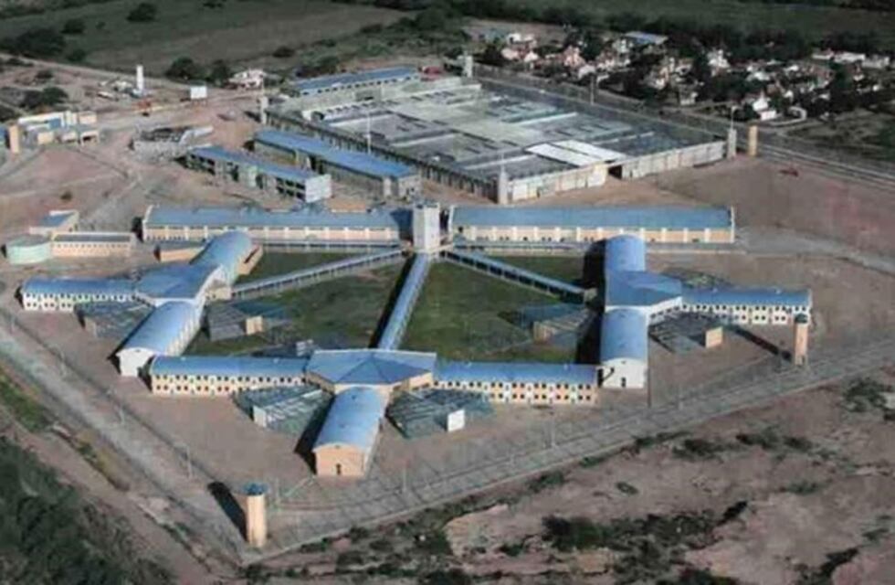 No hallan a asesino que escapó de la cárcel de Cruz del Eje