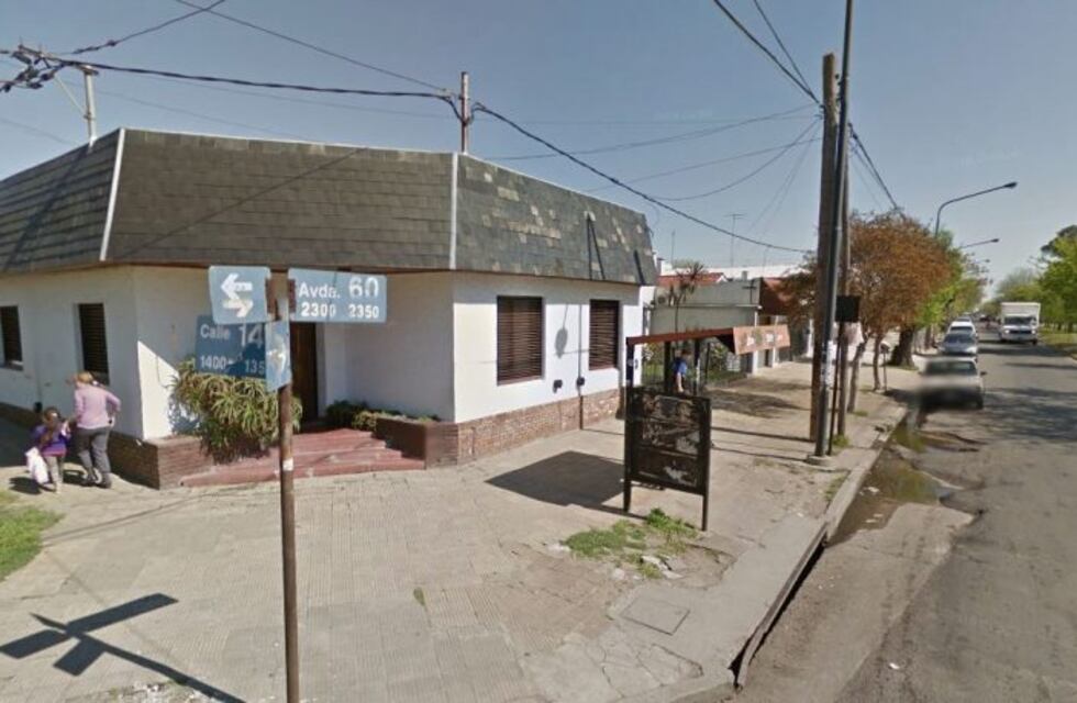 Un joven se olvidó el traje en la parada del colectivo en La Plata y un vecino lo sorprendió