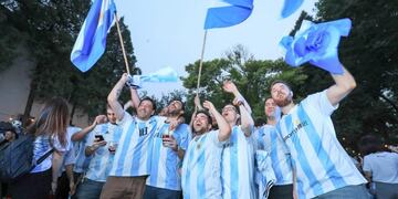 Hinchas alentando en Beijing\u002E