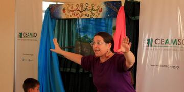 Una de las talleristas encabeza la actividad para el público en general\u002E (Prensa Instituto de Cultura)