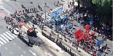 Yerbateros cortan la avenida 9 de Julio y generan un caos de tránsito en el Centro porteño\u002E