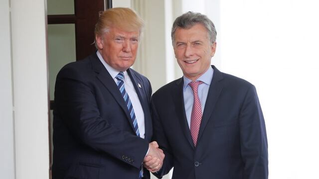 President Donald Trump shakes hands with Argentine President Mauricio Macri outside the West Wing of the White House in Washington, Thursday, April 27, 2017, following Macri's visit. (AP Photo/Pablo Martinez Monsivais) eeuu washington mauricio macri donald trump visita del presidente de argentina a eeuu viajes del presidente de la nacion al exterior reunion en la casa blanca