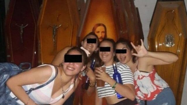 Algunas chicas posaron delante de un cajón con un retrato de Jesús\u002E (UNO Santa Fe)