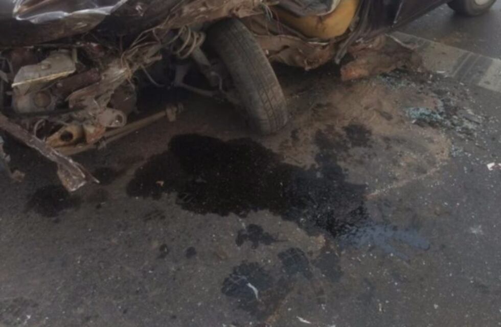 Un auto quedó destruido tras impactar contra un camión en San Luis
